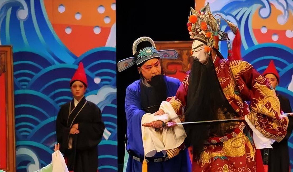 王福忠经常带陶阳去参加比赛,有次演出的时候,陶阳的父母发现主持人