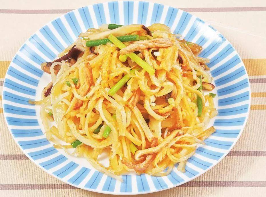 香喷喷的家常炒饼,香软可口,筋道美味,做一盘不够吃,越嚼越香_鲜汤