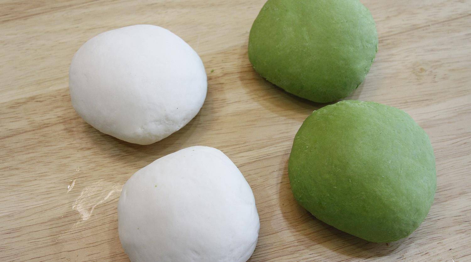 「9」将白色面团揉搓成长条形,盖好,备用;「10」将绿色面团擀开和白色