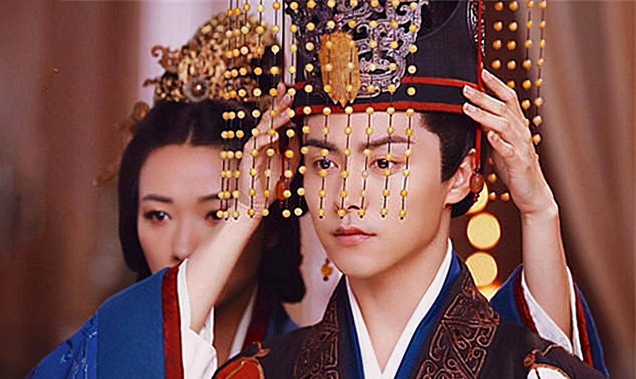 北魏南迁洛阳后,孝文帝进行了一系列的汉化改革,引入中原官僚体系的