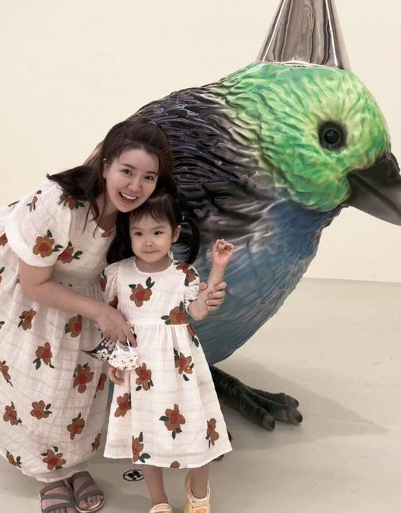 央视红果果夫妇带娃看展!