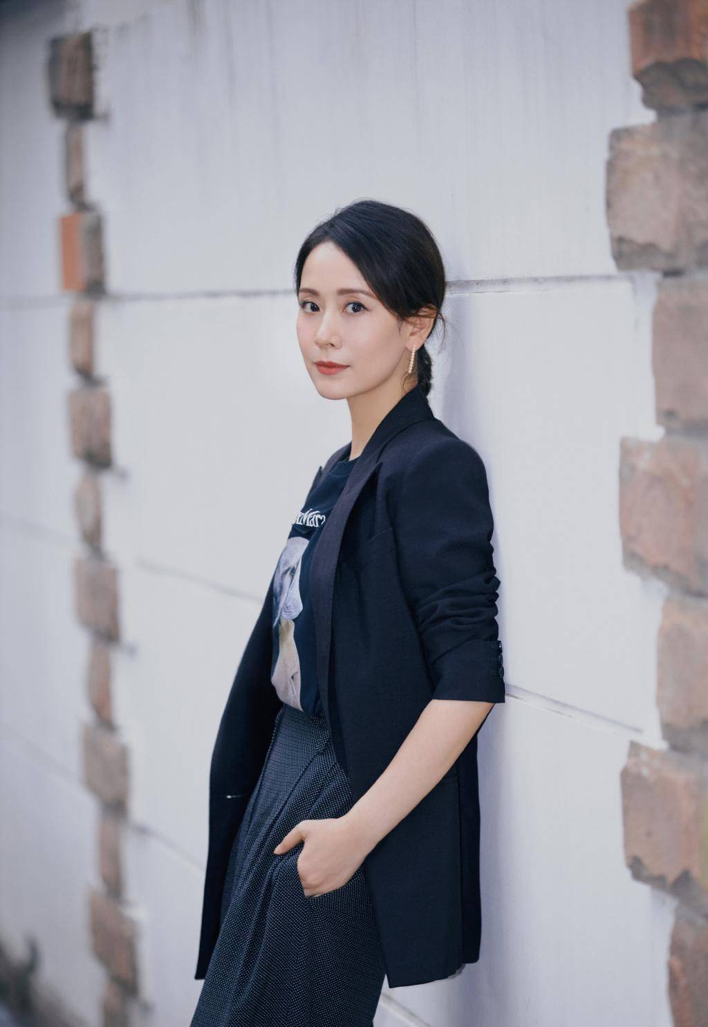 海清这气场也是厉害,穿奶奶最爱的印花裤,配西装霸气得像女强人_中年