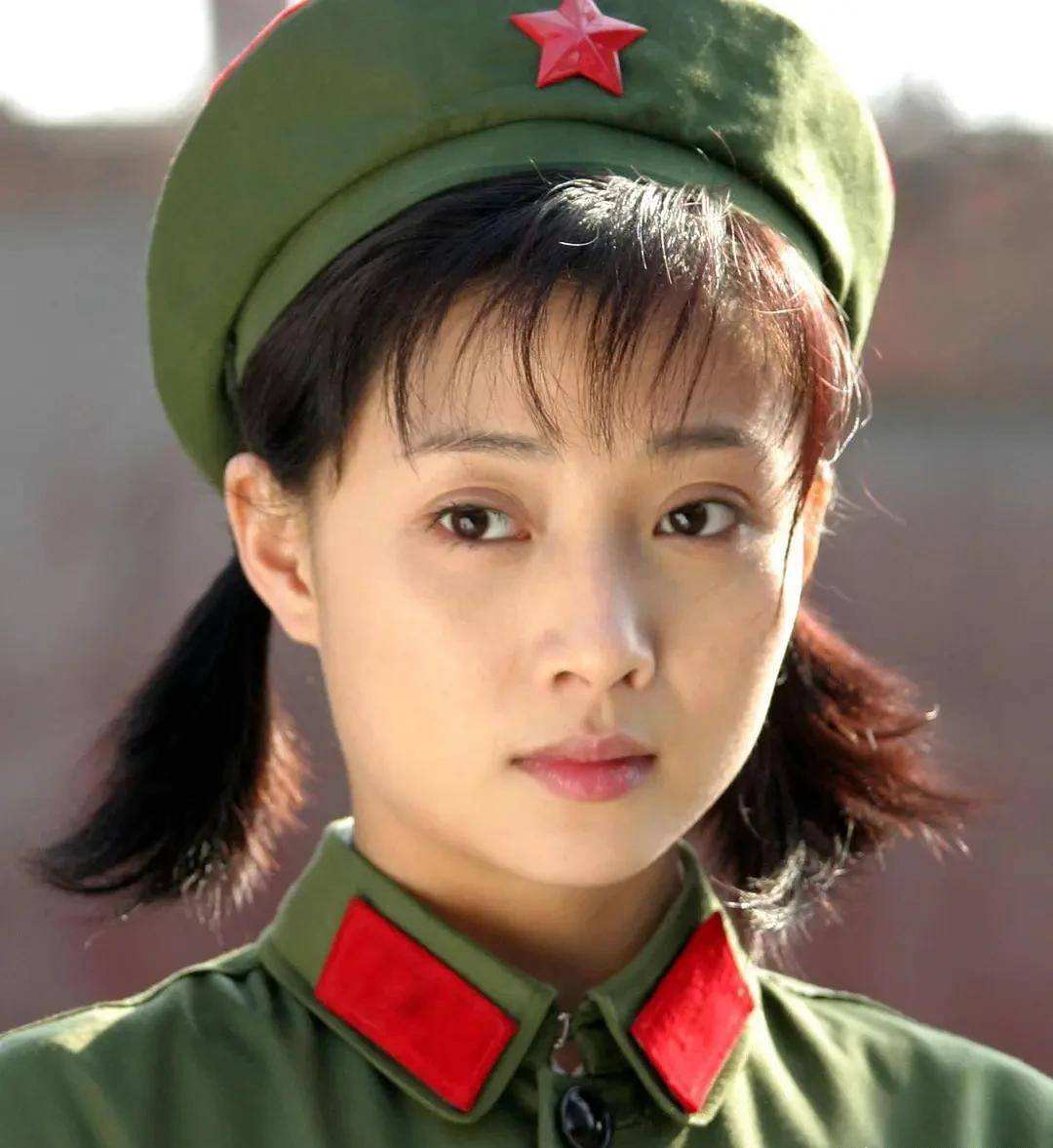 殷桃也是军人出身,一身军装的她英气十足,略施粉黛就已经十分明亮动人