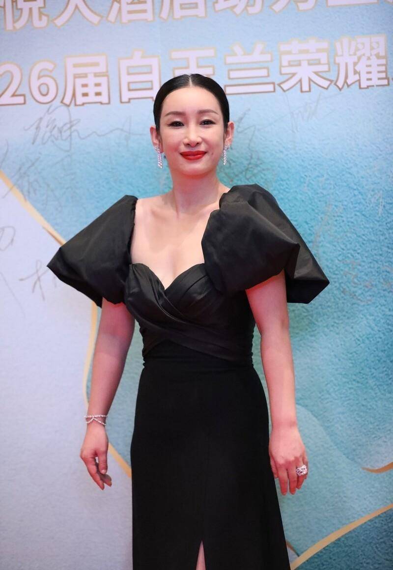 42岁秦海璐真会穿,黑色高时尚长裙冷艳迷人,"灯笼袖"气场十足_礼服_美