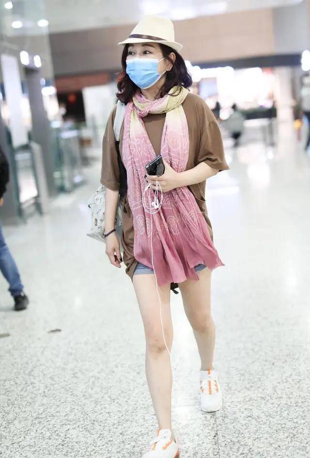 陈松伶中年发福好真实,穿条纹衬衫连衣裙配白色皮鞋,高级大气_身材