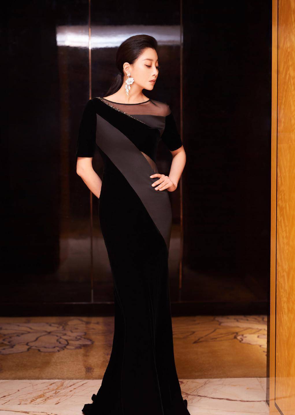 殷桃穿一袭紧身黑裙,气质优雅又高贵,40多岁腰臀比真迷人