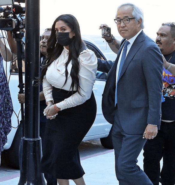 从曝光的照片来看,瓦妮莎如今已经严重发福,不过,再累她也要为丈夫和