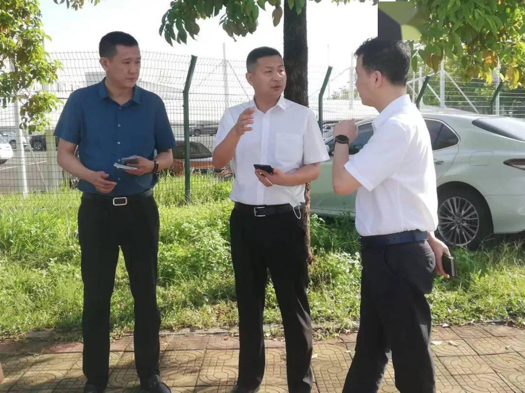 李晋龙现场检查督导各单位接转车辆和随车工作人员的防护工作,充分