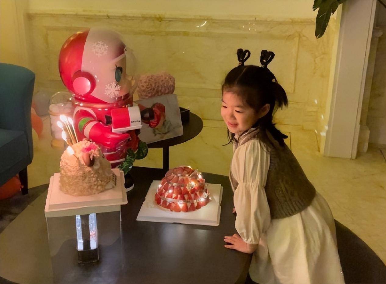 汪峰携女儿练歌好有爱,6岁醒醒化身爸爸音乐总监,父女俩长超像_章子怡