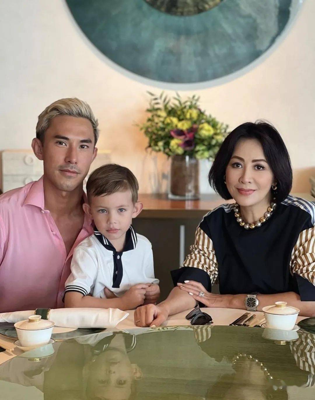 刘嘉玲与邓永锵家人聚会,张淑仪银发示人,两人同框气质难分伯仲_香港