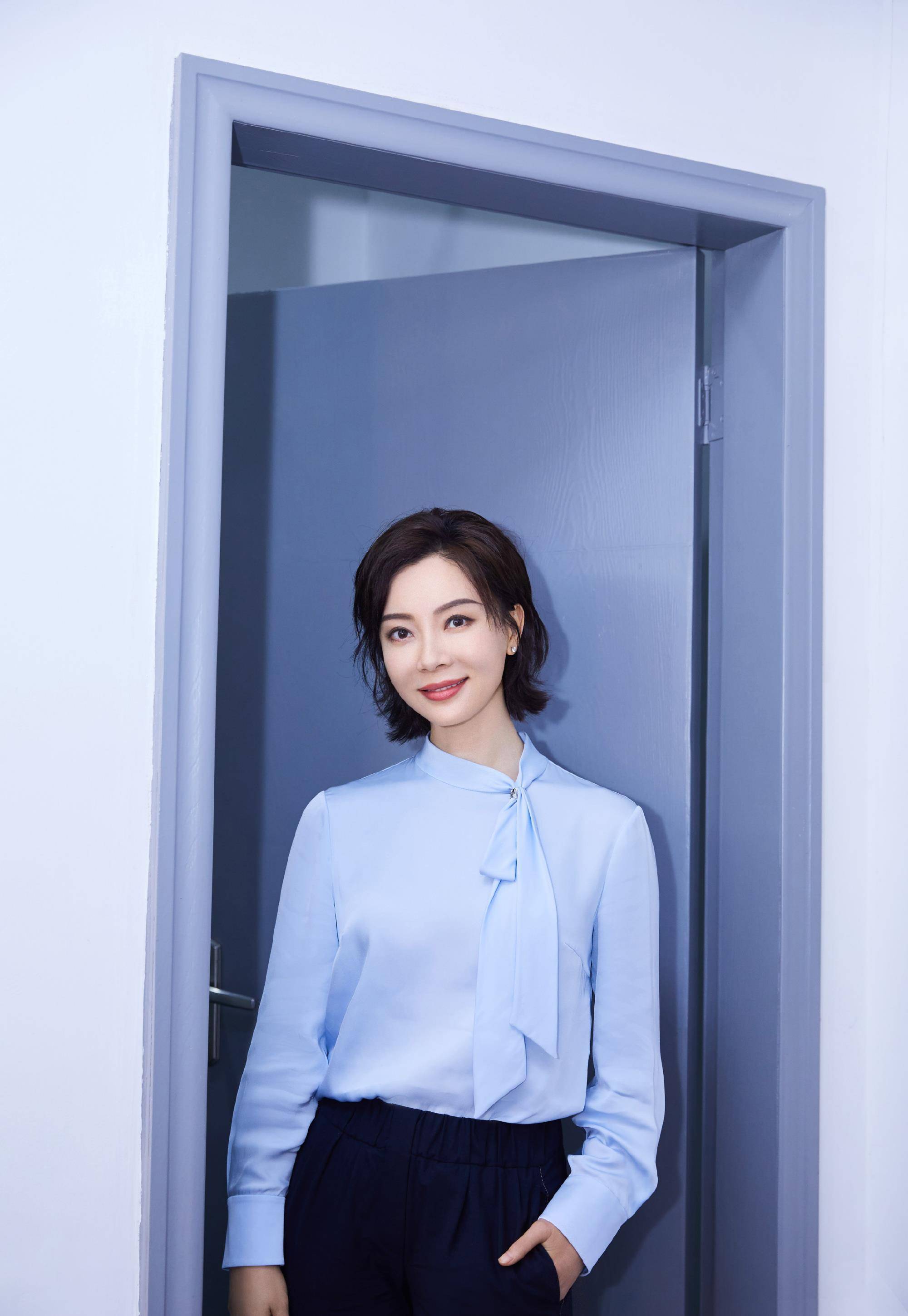 43岁陈数气质好高级,穿淡粉色刺绣长裙亮相,一丝不漏却美得惊艳_设计