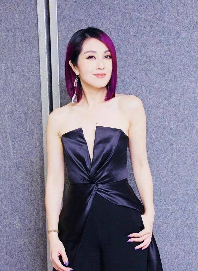 短发染紫后的杨千嬅更时髦,穿抹身材拼接连体裤,深v领口霸气十足_的