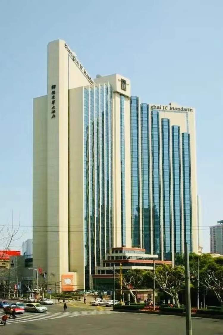 广场所位于的南京西路1225号,颇有历史渊源,原址为建于1900年的沧州