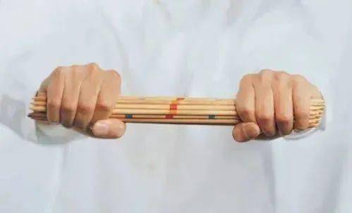 团结起来互帮互助,那就会像一把筷子,任何敌人都打不倒你们