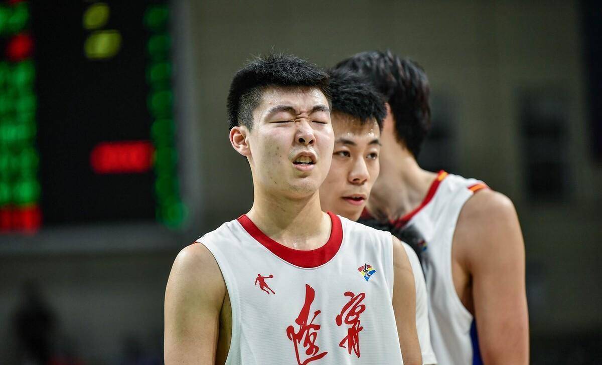 新赛季张镇麟远赴闯荡,俞泽辰也有机会跻身球队的首发名单当中,杨鸣也