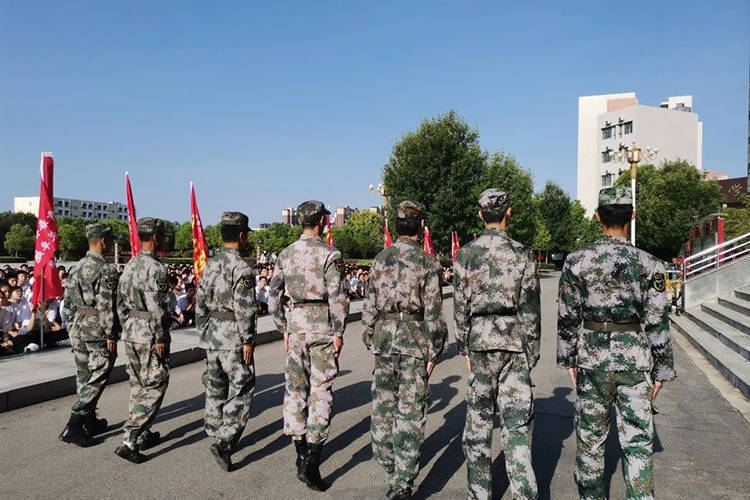 炎炎烈日练军志,铮铮铁骨铸军魂——邓州市三贤高中高一新生军训开训