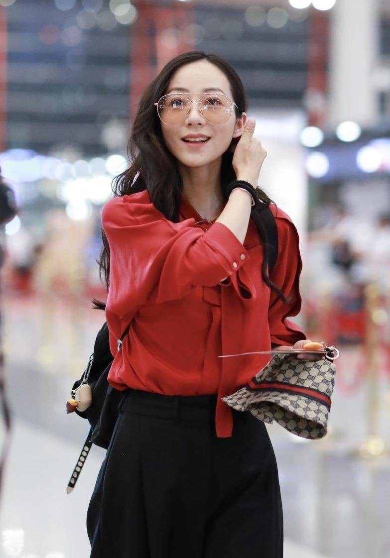 韩雪高颜值任性,穿红色衬衫搭配阔腿裤也能减龄洋气,穿出高级感_时尚
