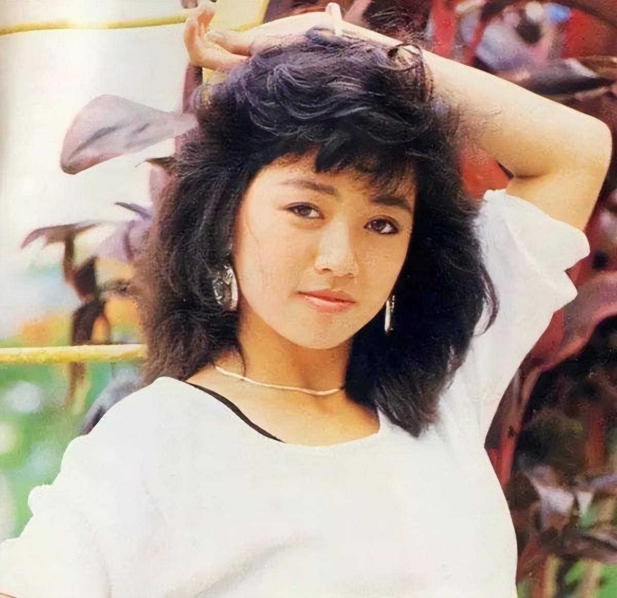 1985年,也就是他进入娱乐圈的第一年,他认识了tvb的签约艺人唐丽球