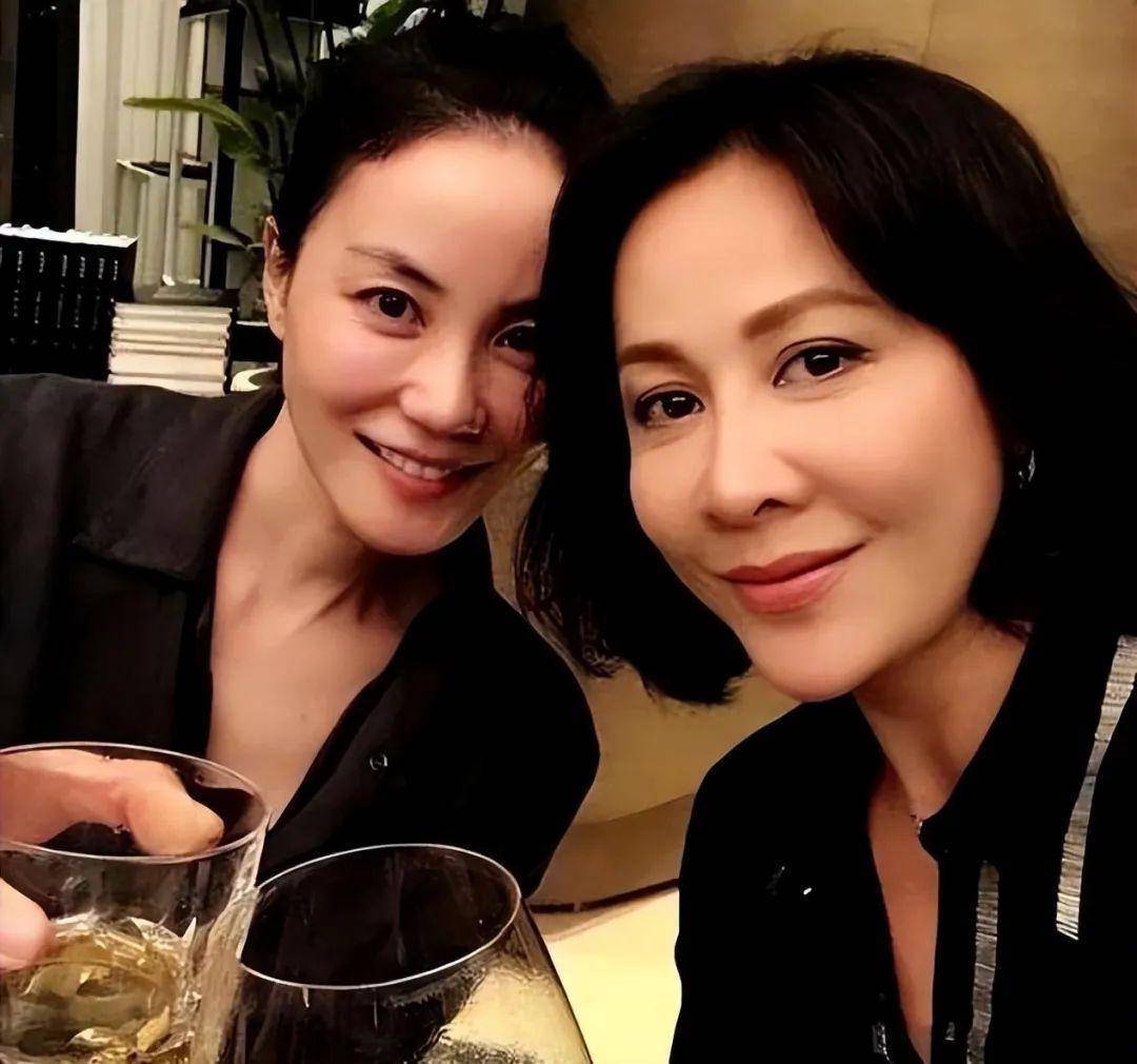 王菲跟刘嘉玲在家里小聚,餐桌上被拍个个老态尽显,现实真残酷!