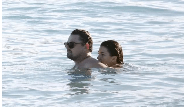 和24岁模特女友戏水,亲吻,吃黄瓜_卡米拉·_身材_度假