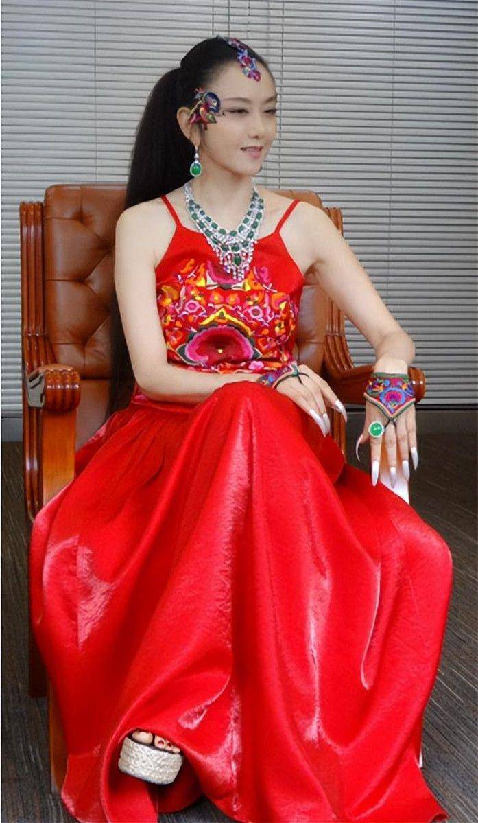 杨丽萍到老都美!戴绿宝石配红裙,雍容华贵又充满民族风情韵味!