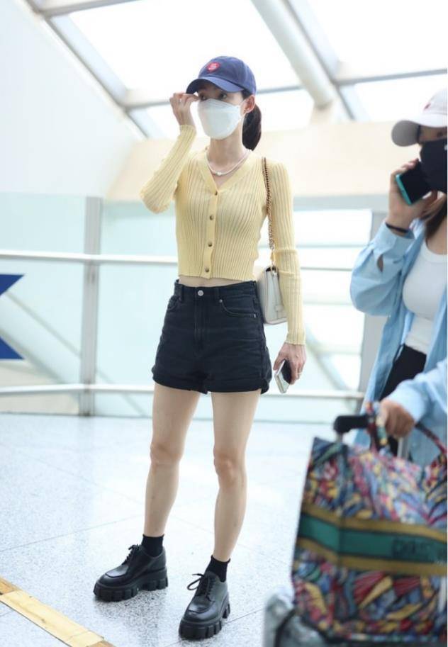 王丽坤真挺会穿的,紧身上衣配短裤显出s型曲线,身材也太a了吧_时尚