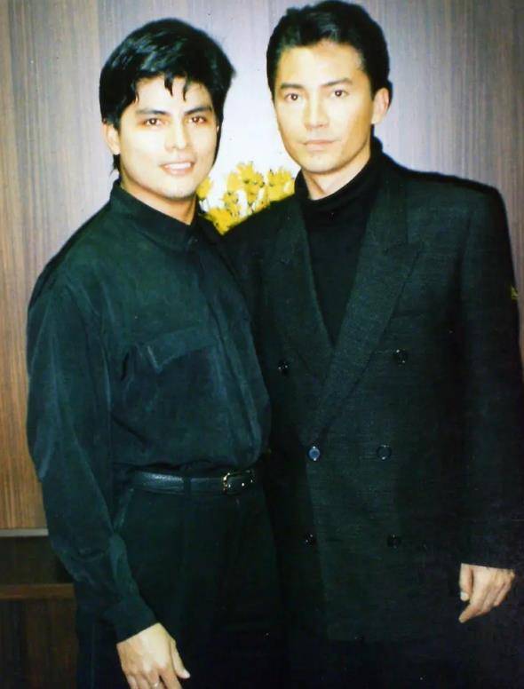 养狗为伴儿,和树聊天儿,"中国三龙"尊龙一生的写照,就是孤独_养母