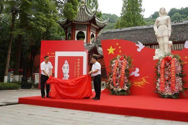 丁明忠和趙一曼紀念館館長陳懷忠共同為《