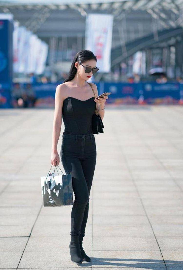 路人街拍,美女穿抹身材小衫,秀出女人温柔淑女的气息_黑色_时尚_白色