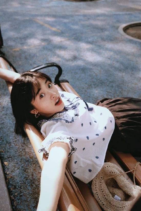 近日,沈月微博发布一组夏日写真库存,她身穿娃娃领衬衫搭配黑色长裙