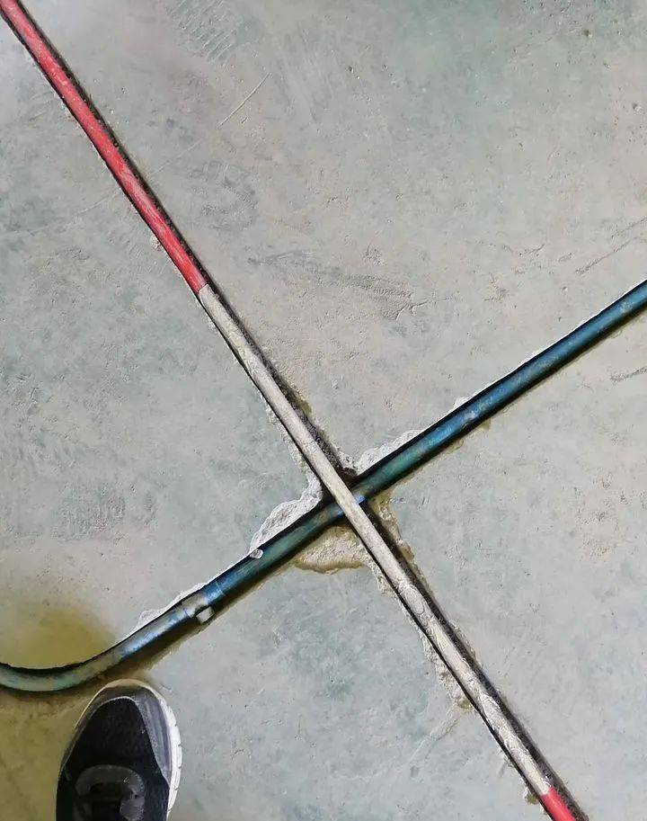 5,所有开关,插座的明露线头必须用绝缘胶布包好,以免发生触电危险;6