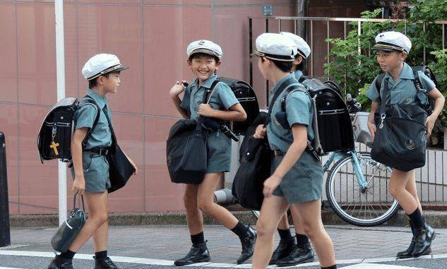 可能是出于提升孩子们抵抗力的考虑,日本学生的校服,基本上都是露腿