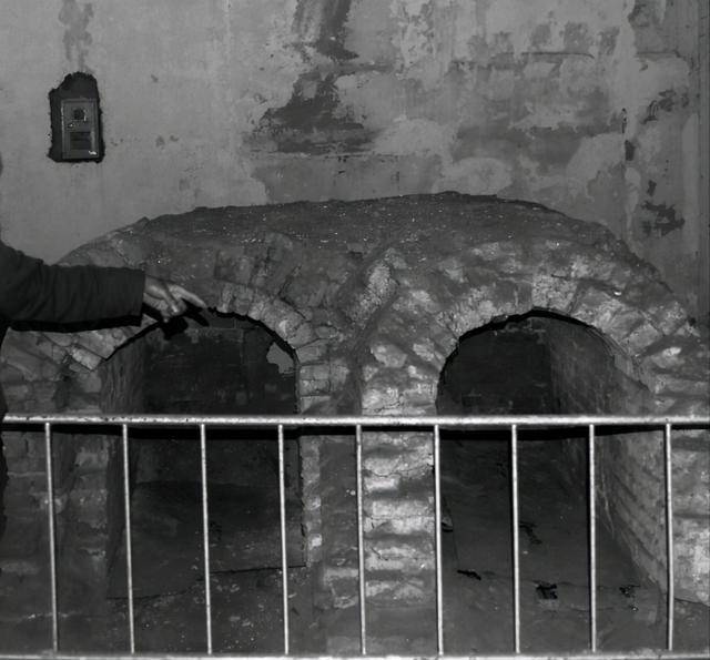 烧人场里寻亲人:母亲和妹妹被把头活活烧死在万人坑_死人_仓库_日本