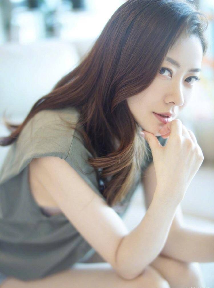 40岁的熊黛林晒时尚写真庆生,看到她的身材,确定已经是当妈了?