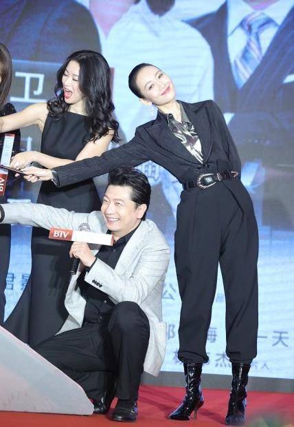 王鸥蓝盈莹同穿黑色各有气场,却被c位朱珠抢镜,卷发妩媚挺撩人_进行