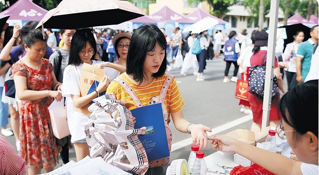 大一新生报到时,4大"冤枉钱"没必要花,没什么用花了也是白花_大学