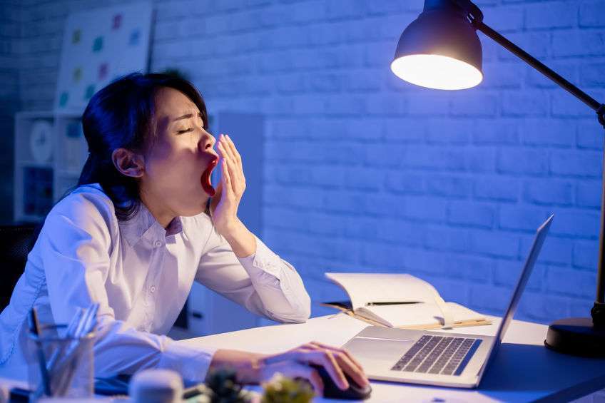 经常熬夜上班,除了身体憔悴外,还会引发这5种问题,需重视_睡眠_器官