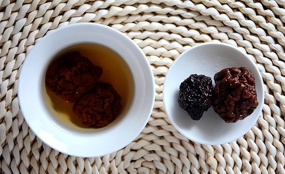 李干泡水,做成李子茶喝,开胃解暑,苹果李干汤还是消炎镇咳的"药用饮料