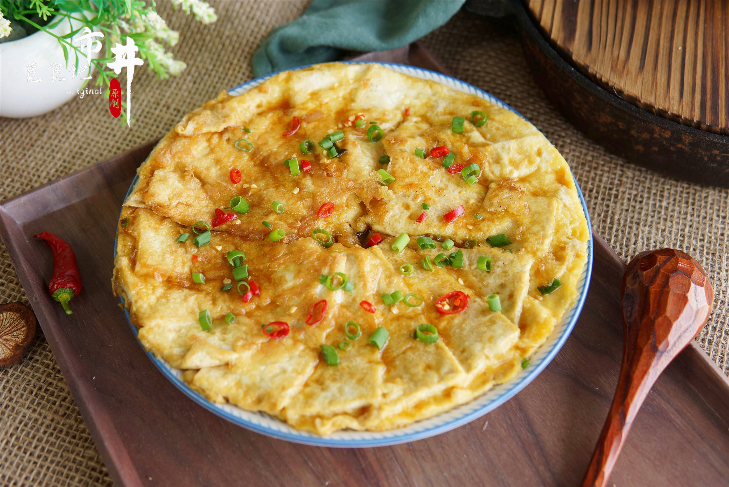 二,【鸡蛋香煎豆腐】5,最后出锅前,将一把蒜蓉倒入锅中,大火翻炒均匀