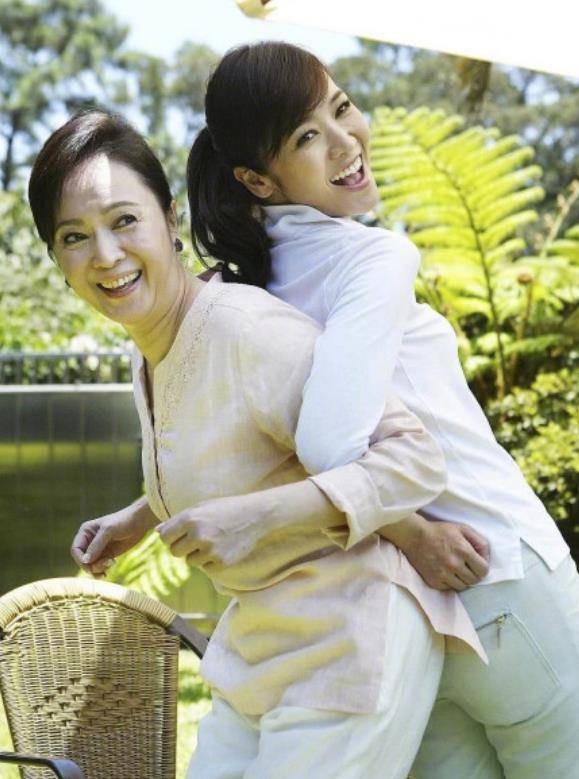 侯佩岑加盟婆婆和妈妈,跟昆凌撞图成预热,粉丝担心妈妈往事被翻