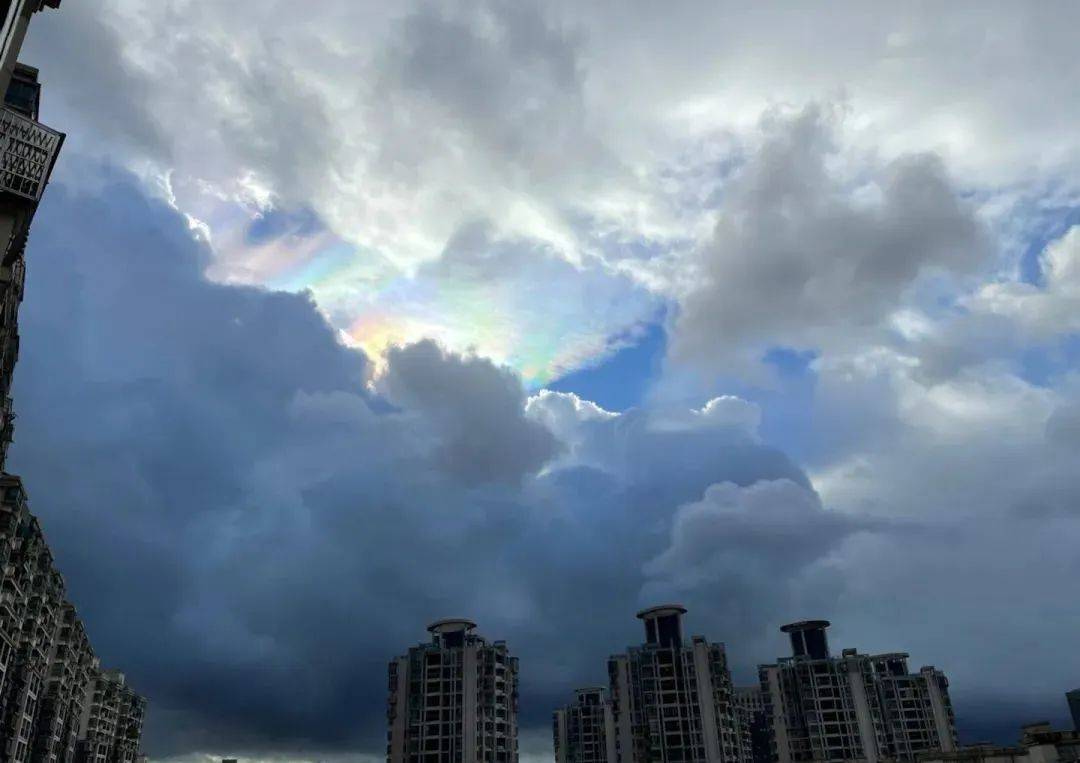 彩虹",对此,奥一新闻从气象台了解到,本次台风"马鞍"具有"结构不对称