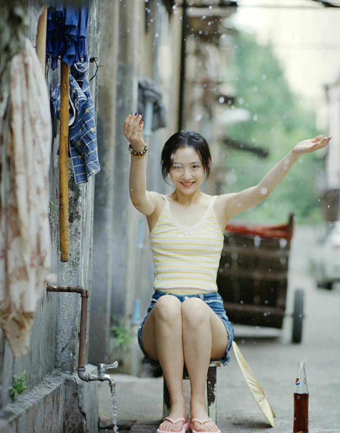 吴倩夏日小巷写真,没有刻意的打扮,好清新灵动