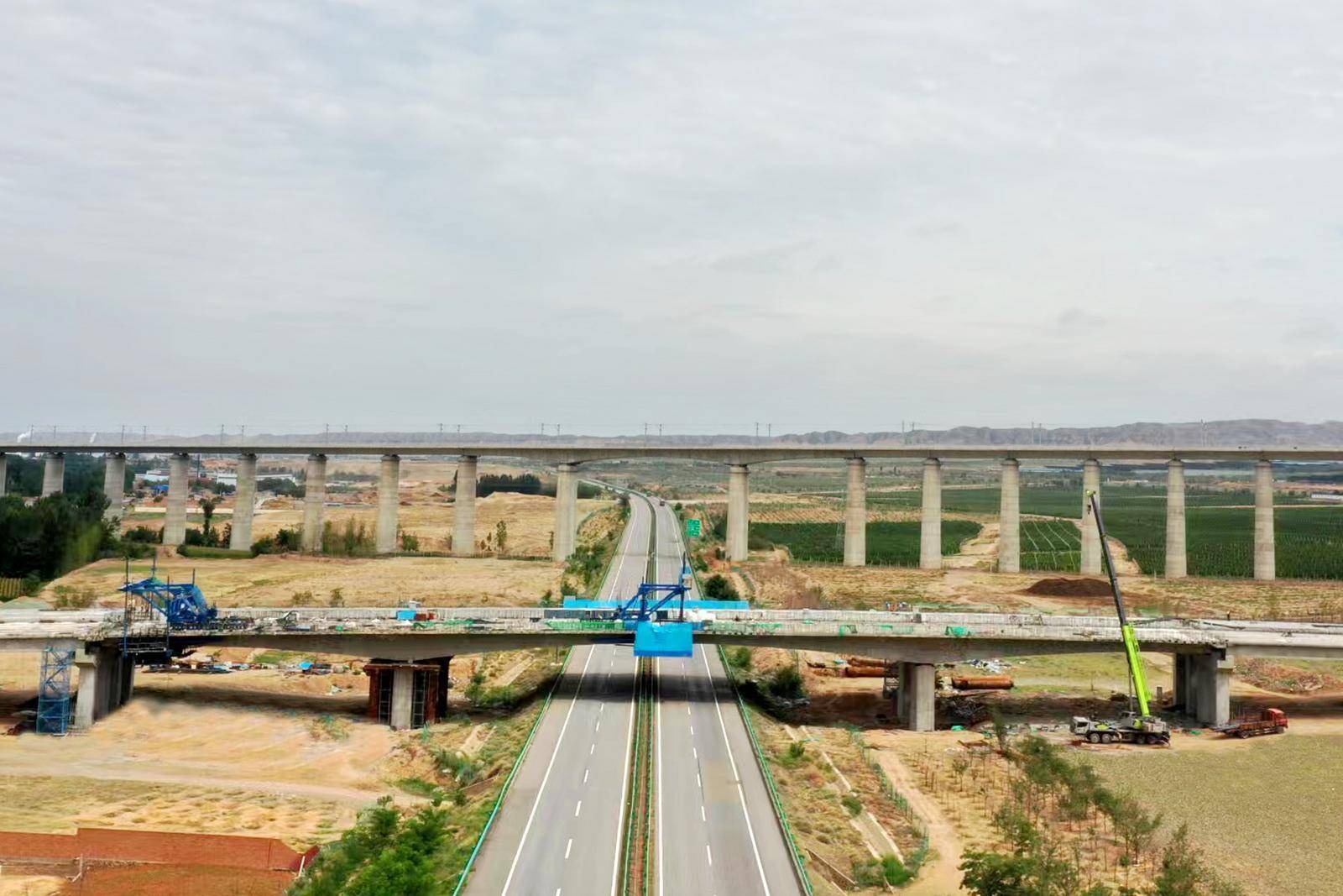 中卫下河沿黄河公路大桥项目上跨定武高速桥挂篮合龙