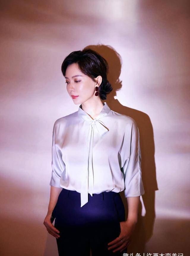 被陈数的知性风穿搭圈粉了!40岁女人跟着穿,优雅洋气又时髦