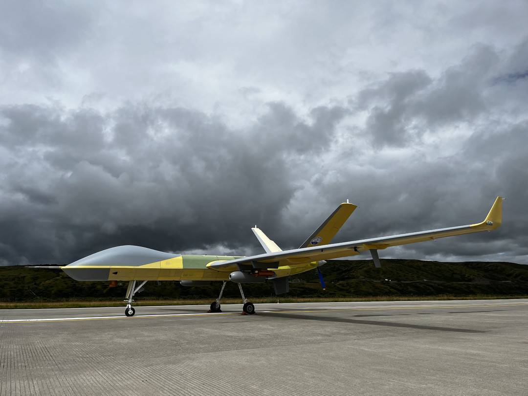 翼龙-2h无人机从四川阿坝红原机场滑行起飞_中国_阿江_人影