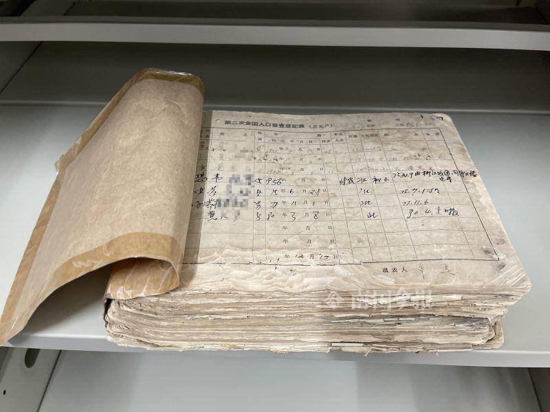 8月25日上午,韦先生从民警手中接过户口簿,看着上面新增的曾用名,激动