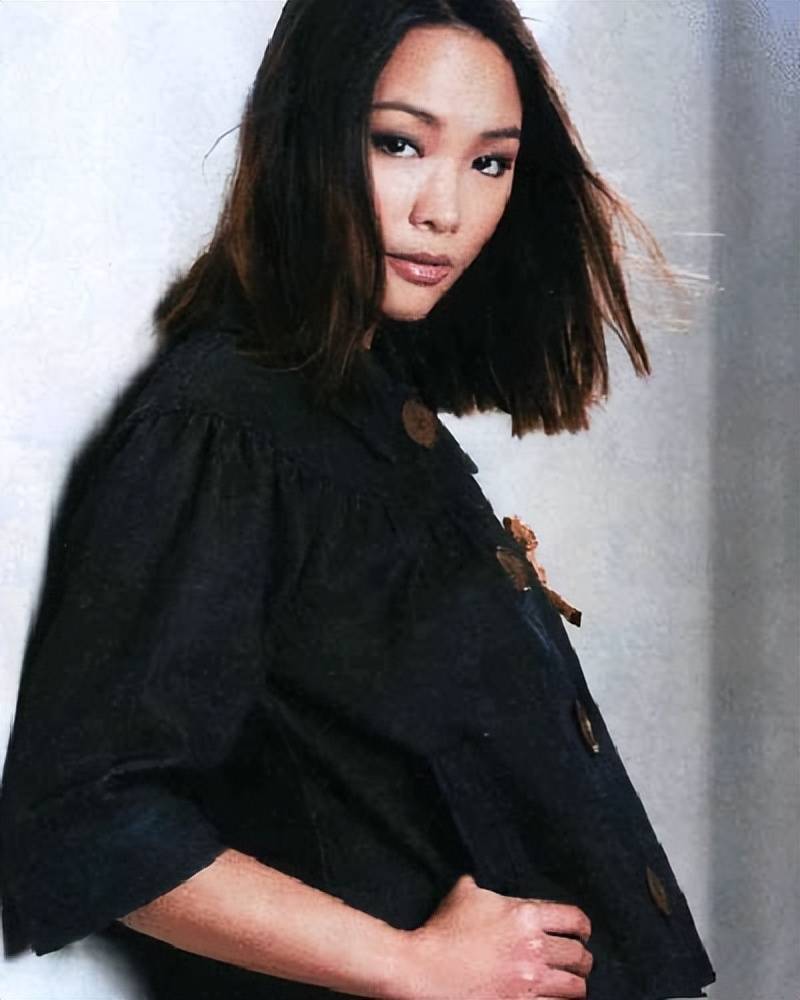 歌手许美静:被渣男逼疯,被家人送进精神病院,她究竟经历了什么_陈佳明