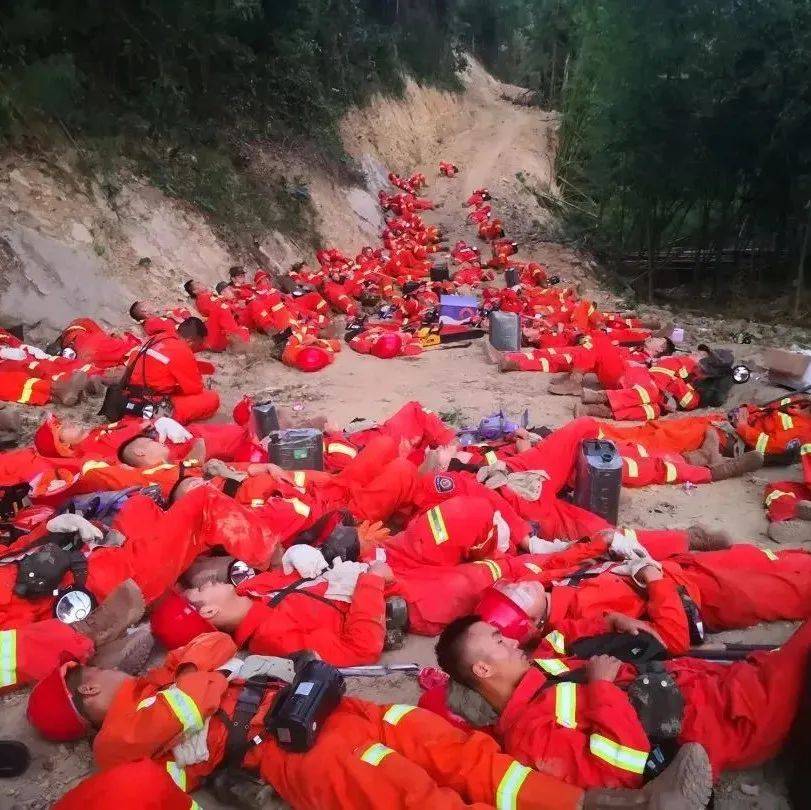 86小时后，终于扑灭！现场这一幕，瞬间泪目……_火场_高温_重庆