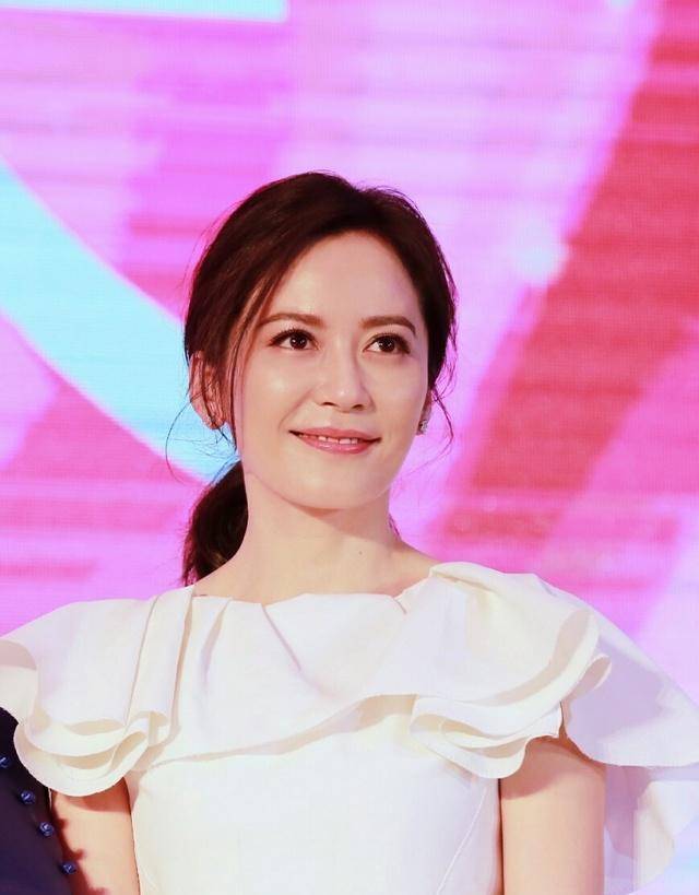 俞飞鸿素颜暴露真实状态!穿薄纱上衣皮肤白净,而越发的优雅气质