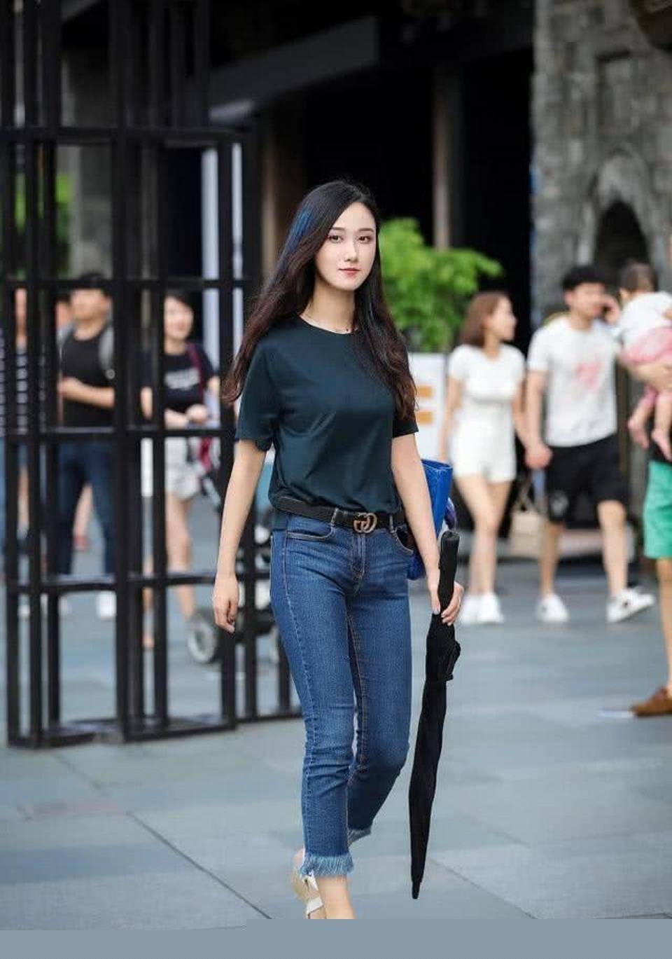 路人街拍,蓝色牛仔裤搭配简单的短袖,气质靓丽时尚_的设计_风格_薄丝